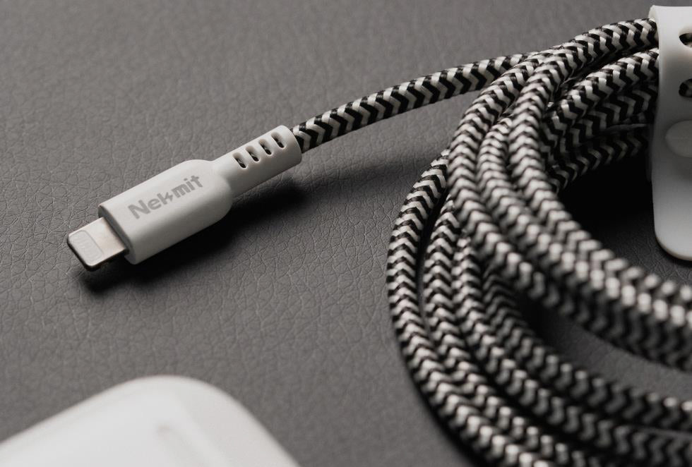 Zipped cable with Newmii branding on a gray surface
